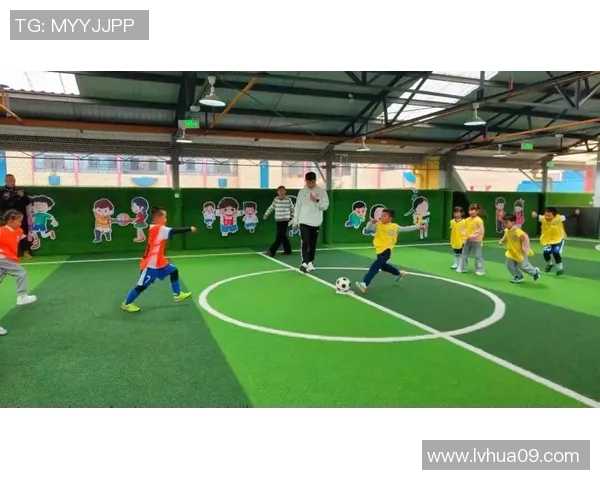 足球明星与小学生展开趣味对抗赛谁能赢得这场别开生面的较量